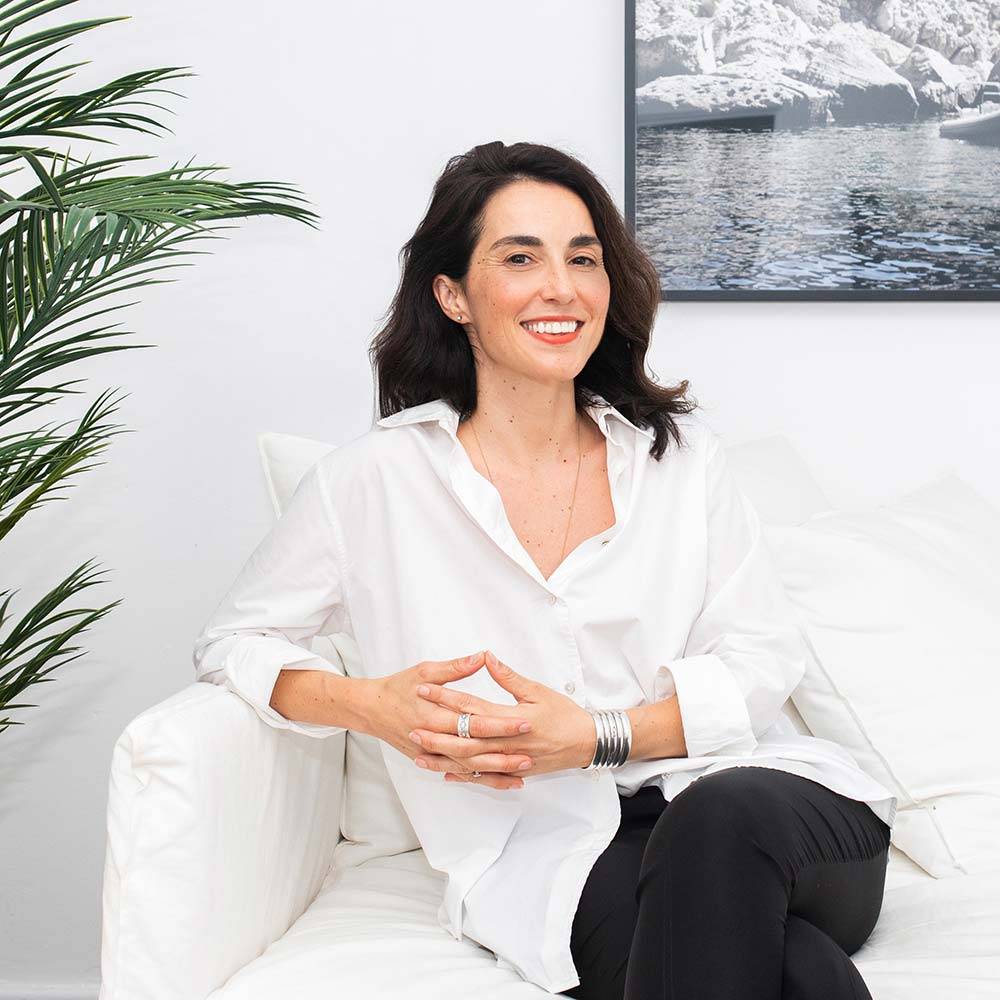 Alex middleton A naturopathic doctor consulting with a female patient online, discussing a personalised nutrition plan for reproductive health, with a focus on endometriosis support. The setting is a modern, calming telehealth environment.